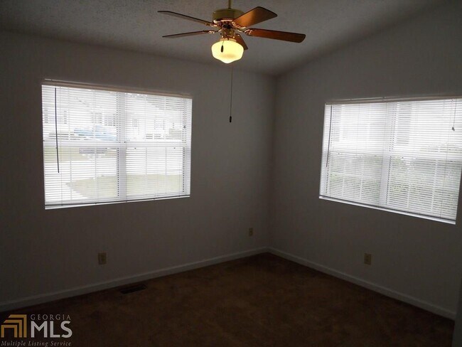 Building Photo - 137 Riverside Dr