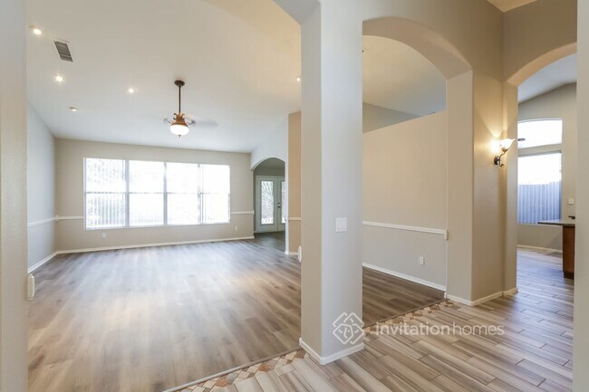 Foto del edificio - 2381 W Binner Dr
