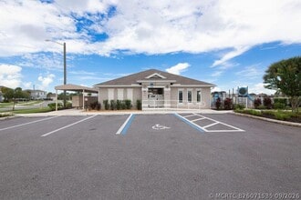 Building Photo - 818 Persimmon Pl