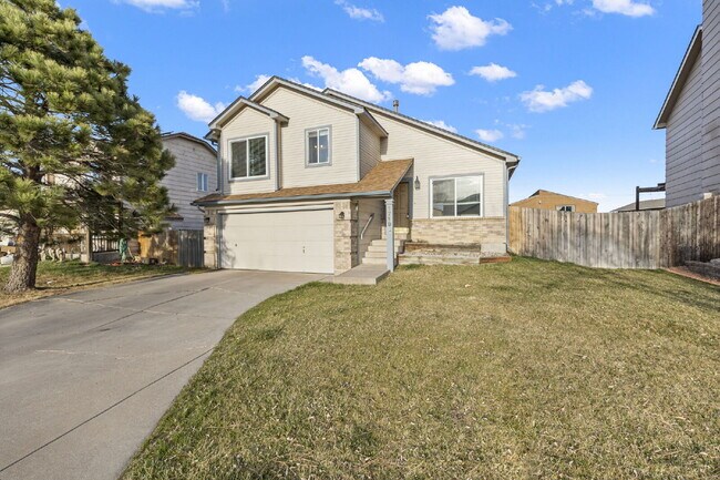 Foto del edificio - Convenient, Comfortable, and Close to Fort Carson and I-25! – 3BR Tri-Level in Colorado Springs!