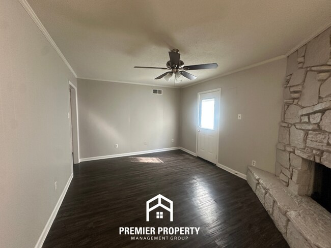 Foto del edificio - Charming 3BR/2BA Home in Bartlett Cove | Hardwood Floors, Fireplace & Fenced Yard
