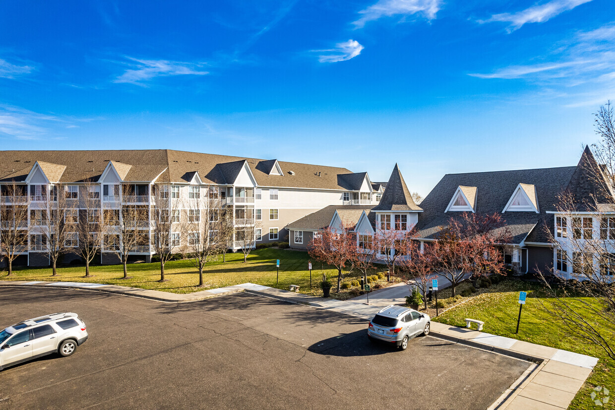 Primary Photo - Medina Ridge Condominiums