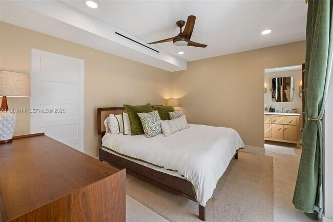 Building Photo - 1402 Brickell Bay Dr