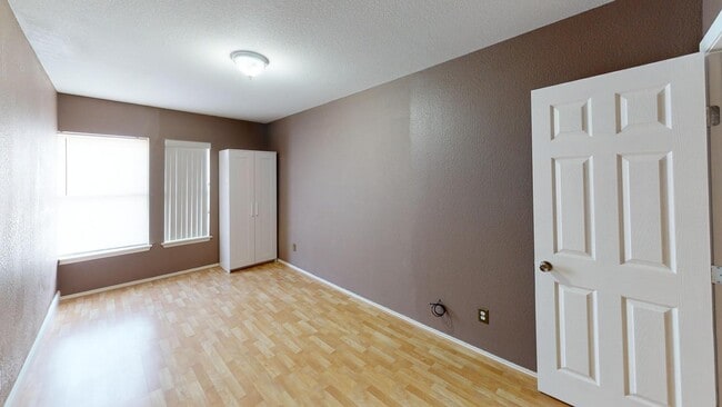 Building Photo - 904 Purple Martin Ct