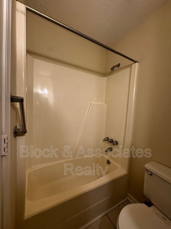 Building Photo - 1542 Thornsdale Dr