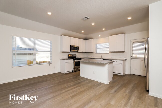 Foto del edificio - 13027 Rosemary Cove