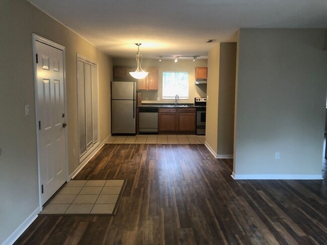 Building Photo - Great location, 2/2 close to UF , Shopping...