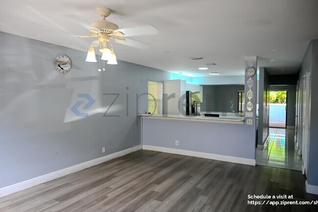 Foto del edificio - 9761 Riverside Dr