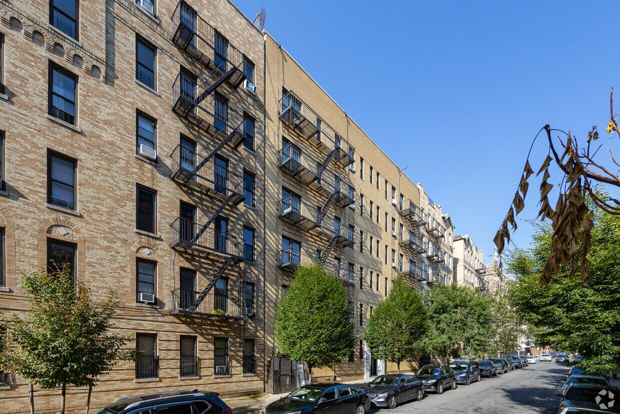Primary Photo - 120-122 Odell Clark Pl