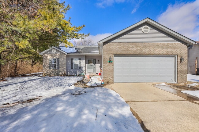 Building Photo - 753 Forest Green Dr