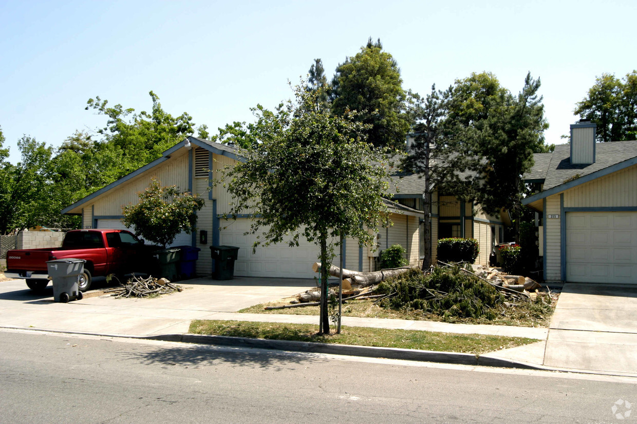 Primary Photo - 343-391 W Herndon Ave