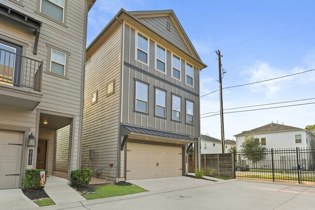 Foto del edificio - Spacious 4BR/3.5BA Home with In-Law Suite ...