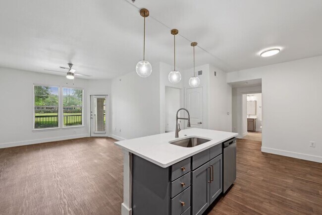 Foto del edificio - Stylish 1 Bed Apt — Save $1,200 on First M...
