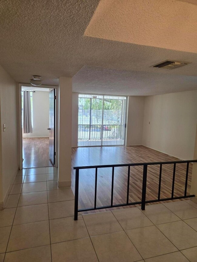 Building Photo - 3750 Inverrary Dr