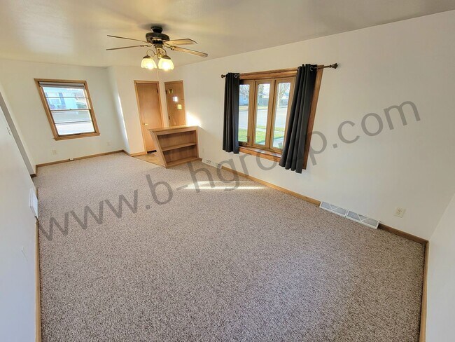 Foto del edificio - Finished Basement