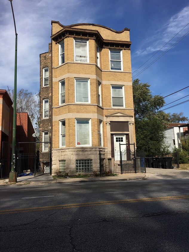 Foto principal - 758 W 71st St