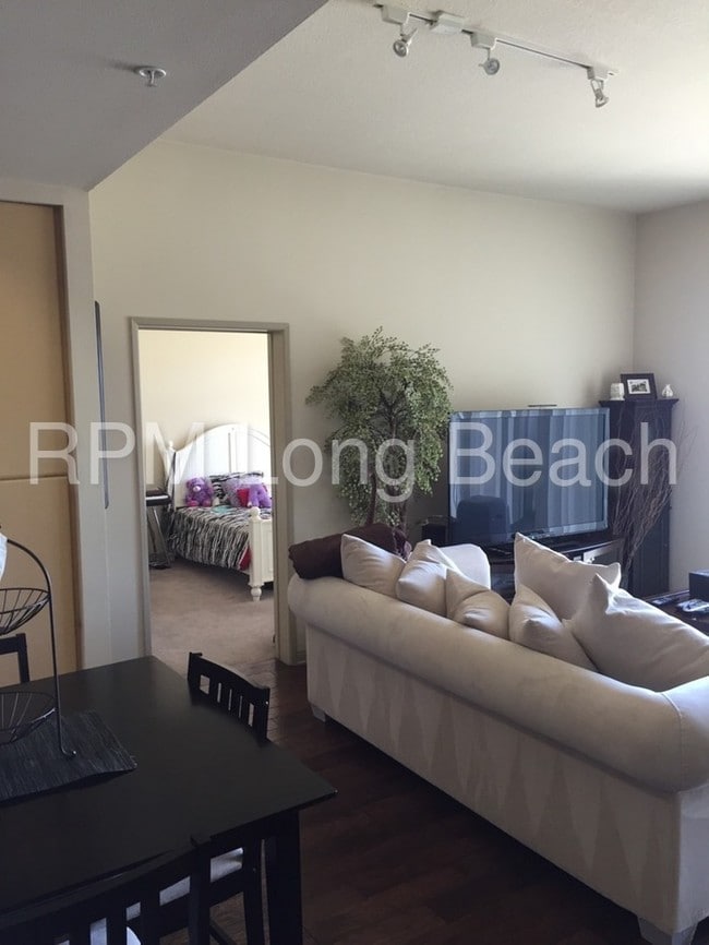 Building Photo - 2+2 Downtown LB Condo in Coveted Aqua Towers