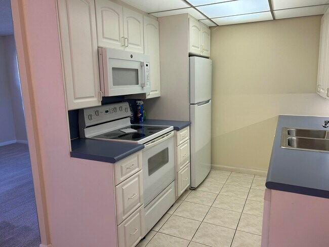 Building Photo - 2008 Wolverton E