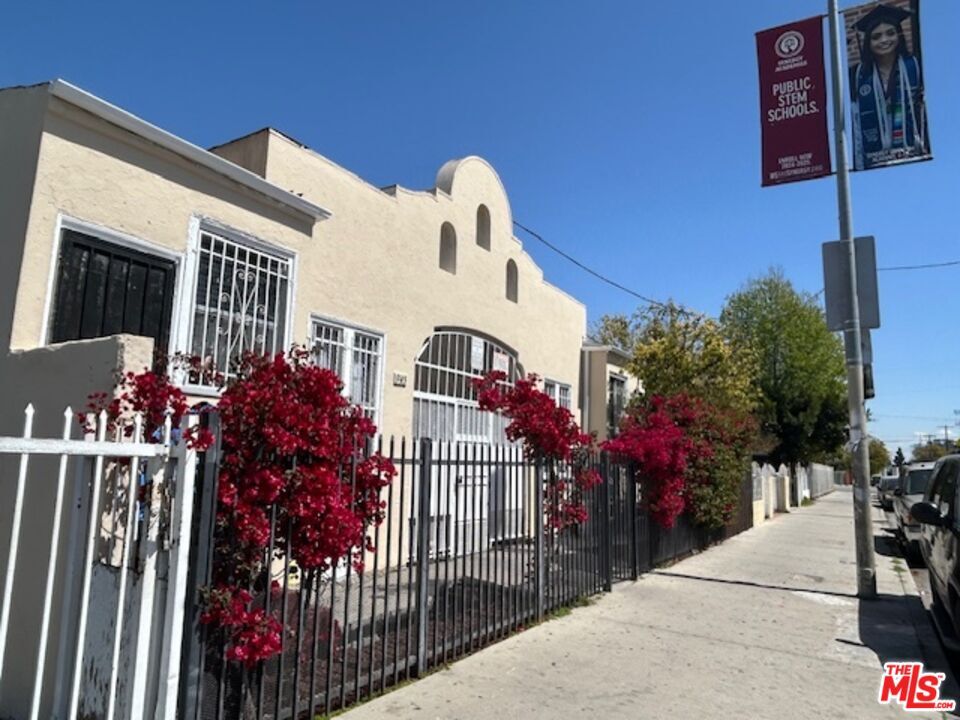 Foto principal - 945 E Jefferson Blvd