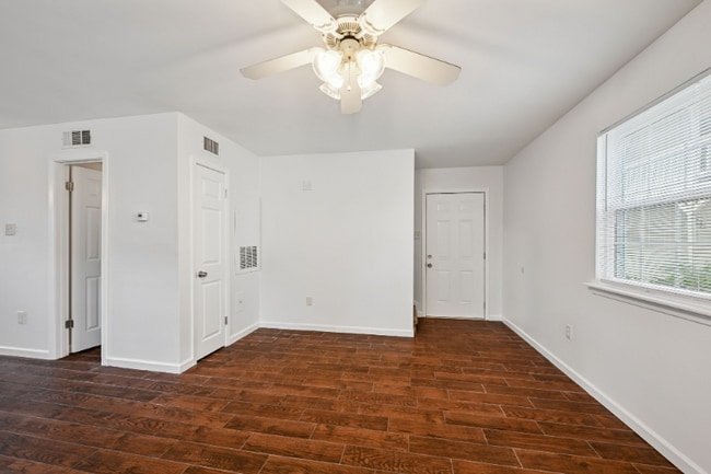 Building Photo - 713 Heavens Dr