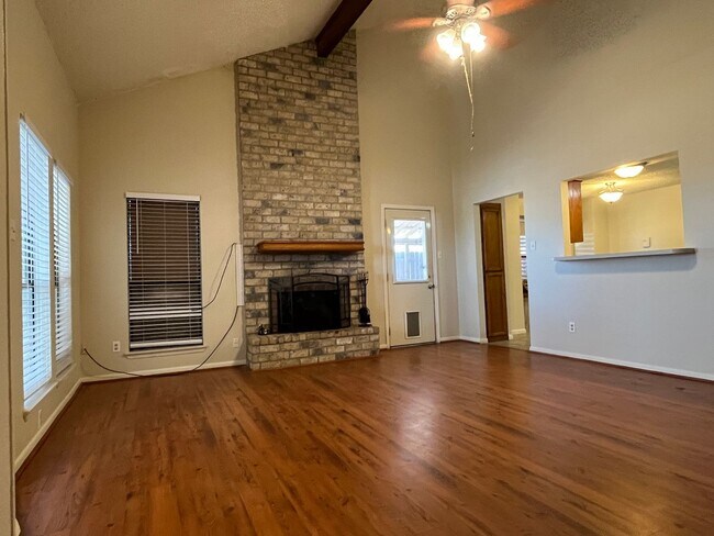 Building Photo - 2 BEDROOM 2 BATH SOUTH SIDE TOWNHOME