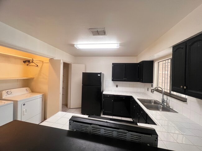 Foto del edificio - 8870 Kempwood Dr