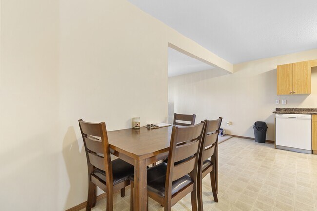 Photo du bâtiment - 12015-12015 Royal Oaks Dr