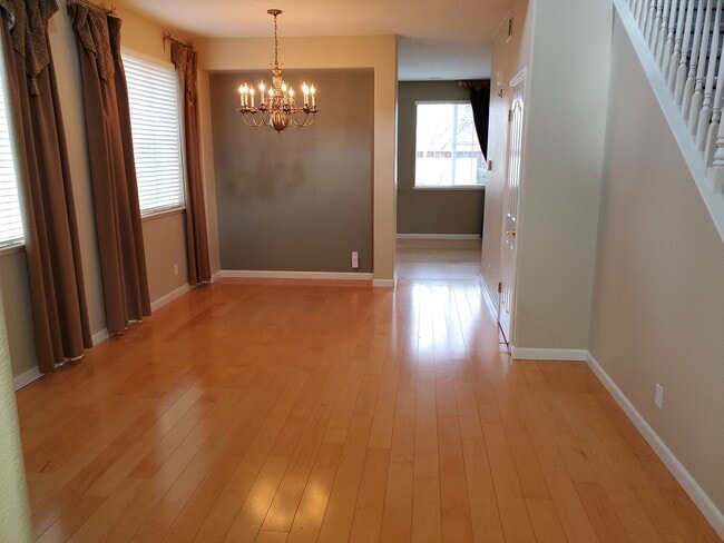 Building Photo - Huge 2 Bedroom House with separate Office ...