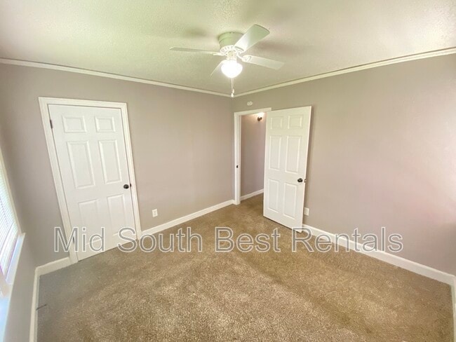 Building Photo - 743 E McKellar Ave