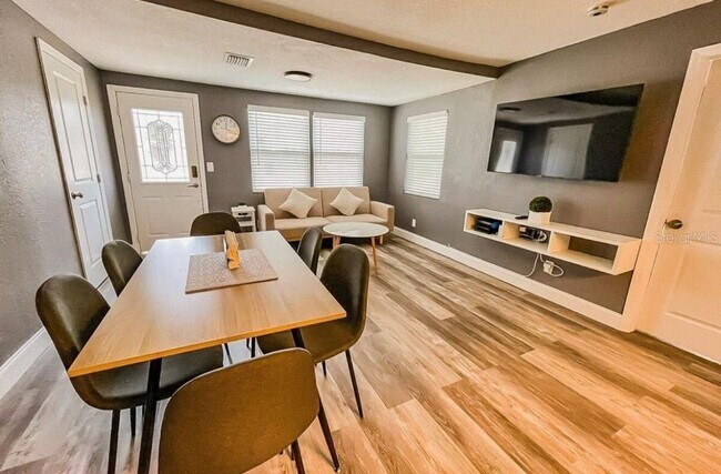 Building Photo - 8702 El Portal Dr