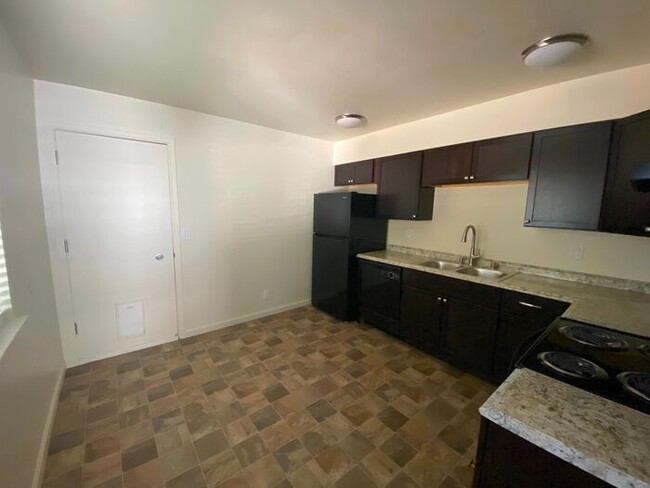 Building Photo - Reno Duplex - 1 Pet Friendly, Garage, Dish...