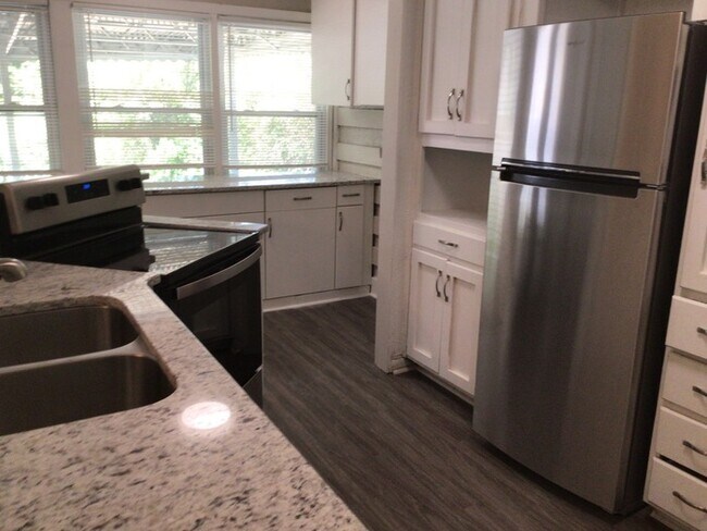 Foto del edificio - 32 Woodland Dr