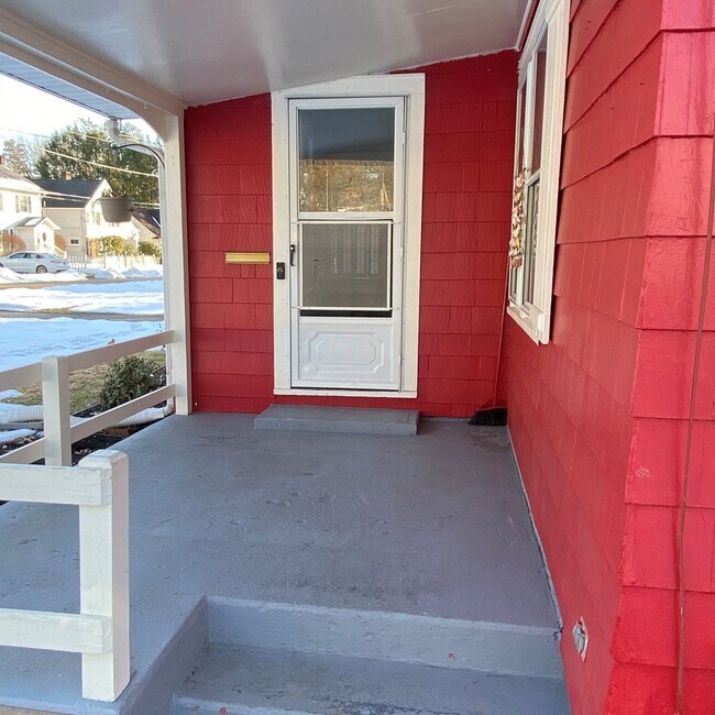 Building Photo - 315 Larchmont Rd