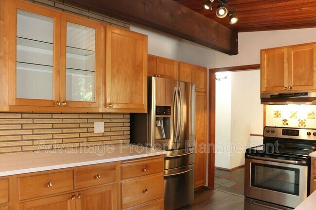 Foto del edificio - 3240 NW Elmwood Dr