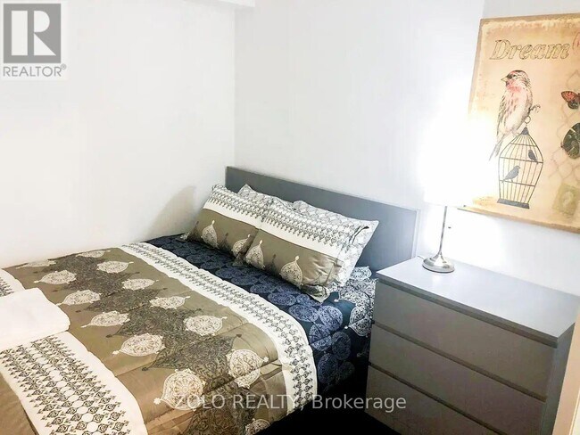 Building Photo - 386 Yonge St