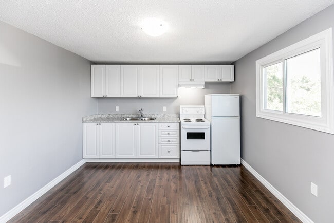 Building Photo - 2 Bedroom Apartment for Rent – Great Location, Parking, Laundry, Pet-Friendly