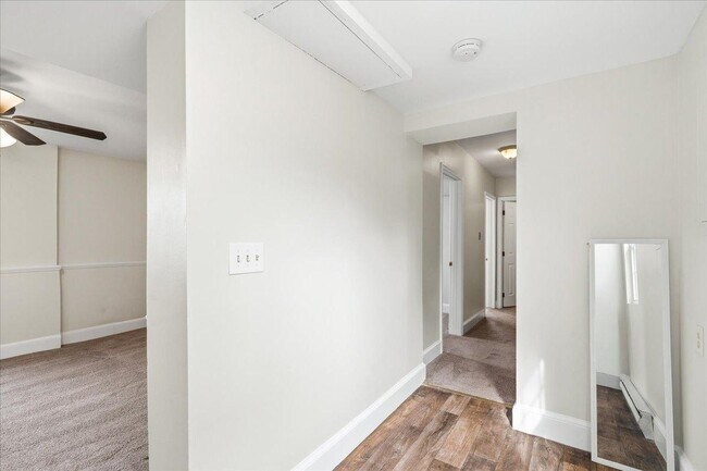 Foto del edificio - 100 E 8th St