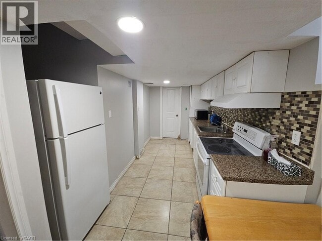 Building Photo - 300 Countrystone Crescent