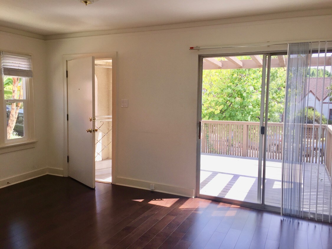 Bright LR w/Attached Patio - 1935 N Hoover St