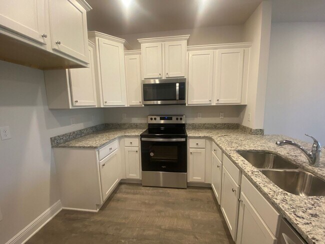 Foto del edificio - Modern, Spacious & Efficient Townhome in Lynn Haven! *1/2 OFF Security Deposit for Active-Duty Mi...