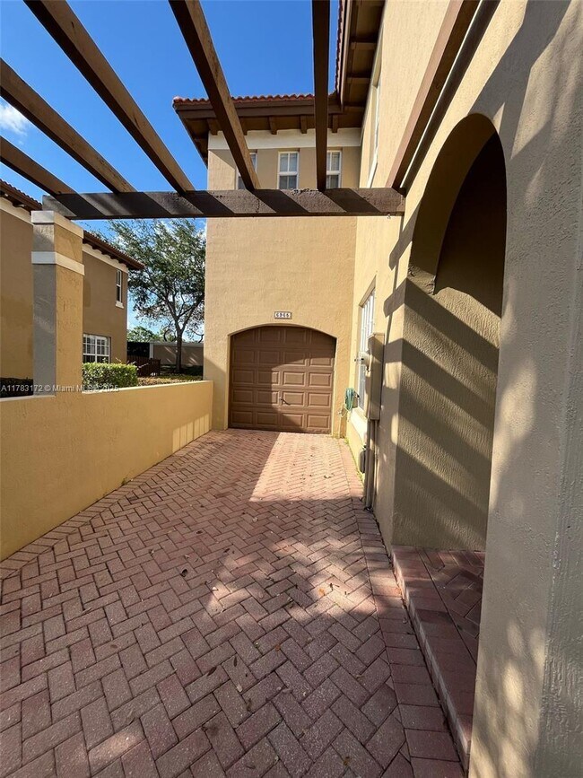Building Photo - 6965 Julia Gardens Dr