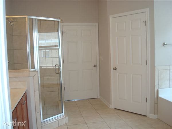 Building Photo - 612 Marshtree Ln