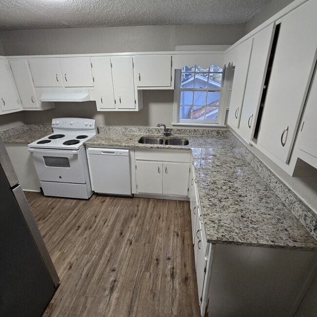 Building Photo - Full brick 3 bedroom, 1 and half bath home with screened in side porch, and an attic for extra st...