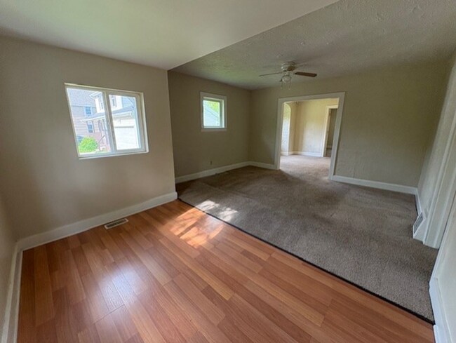 Foto del edificio - Charming 3-Bedroom Akron Home with Central A/C