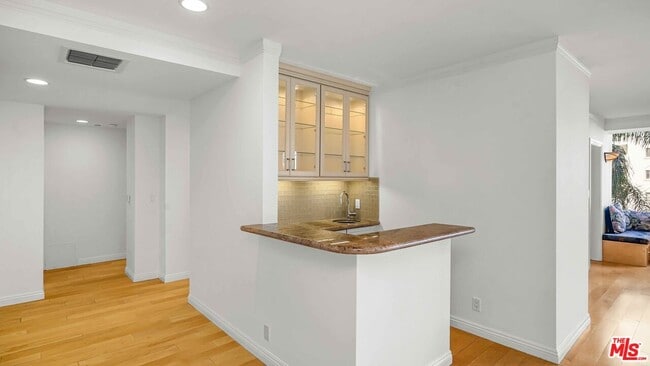 Foto del edificio - 10724 Wilshire Blvd