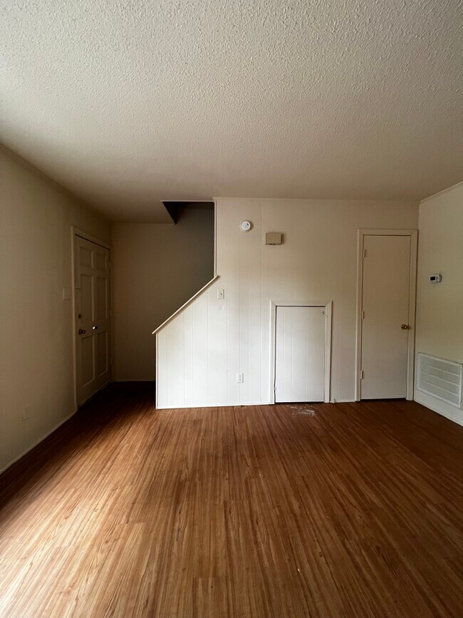 Building Photo - 318 N Poplar St