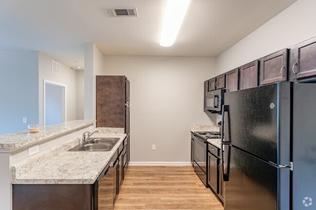 2BR, 2BA - 926SF - Kitchen - Limestone Trail Apartments