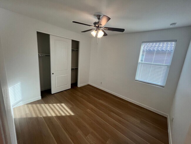 Foto del edificio - 2880 N Riverdale Ln