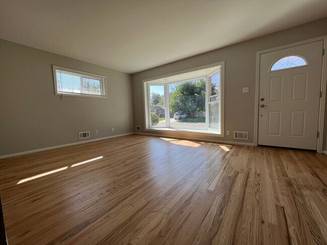 Building Photo - 3-bed 2-bath House in Northglenn available July!