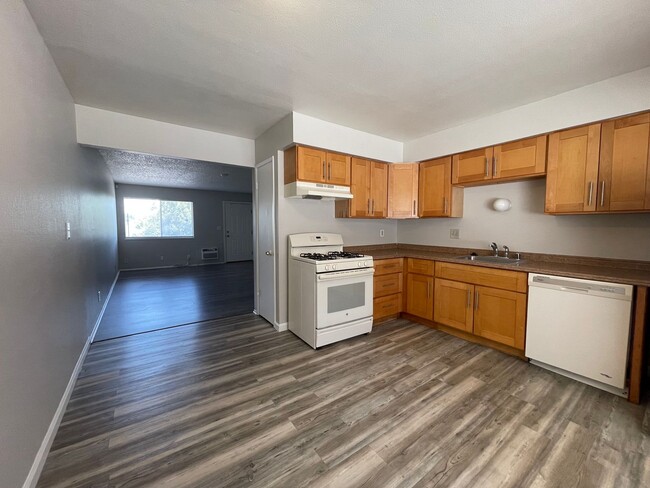 Building Photo - Wonderful Upstairs Unit, Close to the Delta!